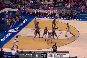 巴克利在中场时曾言：湖人今晚一定输，这位穿老詹球衣的女孩最后会哭的！