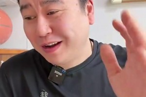 分手后的东契奇也太强了！东契奇此前与女友甜蜜相拥倒入泳池