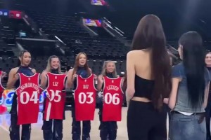 杨瀚森与女友穿情侣装秀恩爱！小杨女友好美，又纯又欲