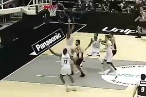 卧槽，小伙这记扣篮炸裂啊！要是放NBA那就是妥妥的十佳球啊！