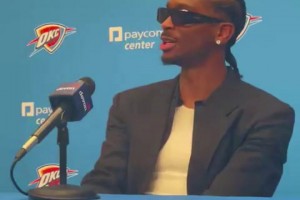 雷霆主帅谈SGA关键进攻犯规：在判罚不利时，他迅速调整心态，加时拿下比赛