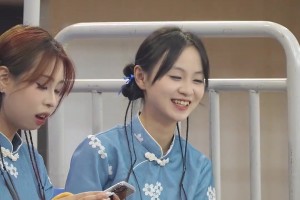 笑不活了！CBA惊现双人暴扣名场面，裁判都懵了